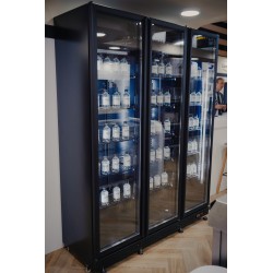 Armoire à boissons totalement noire avec 3 portes battantes